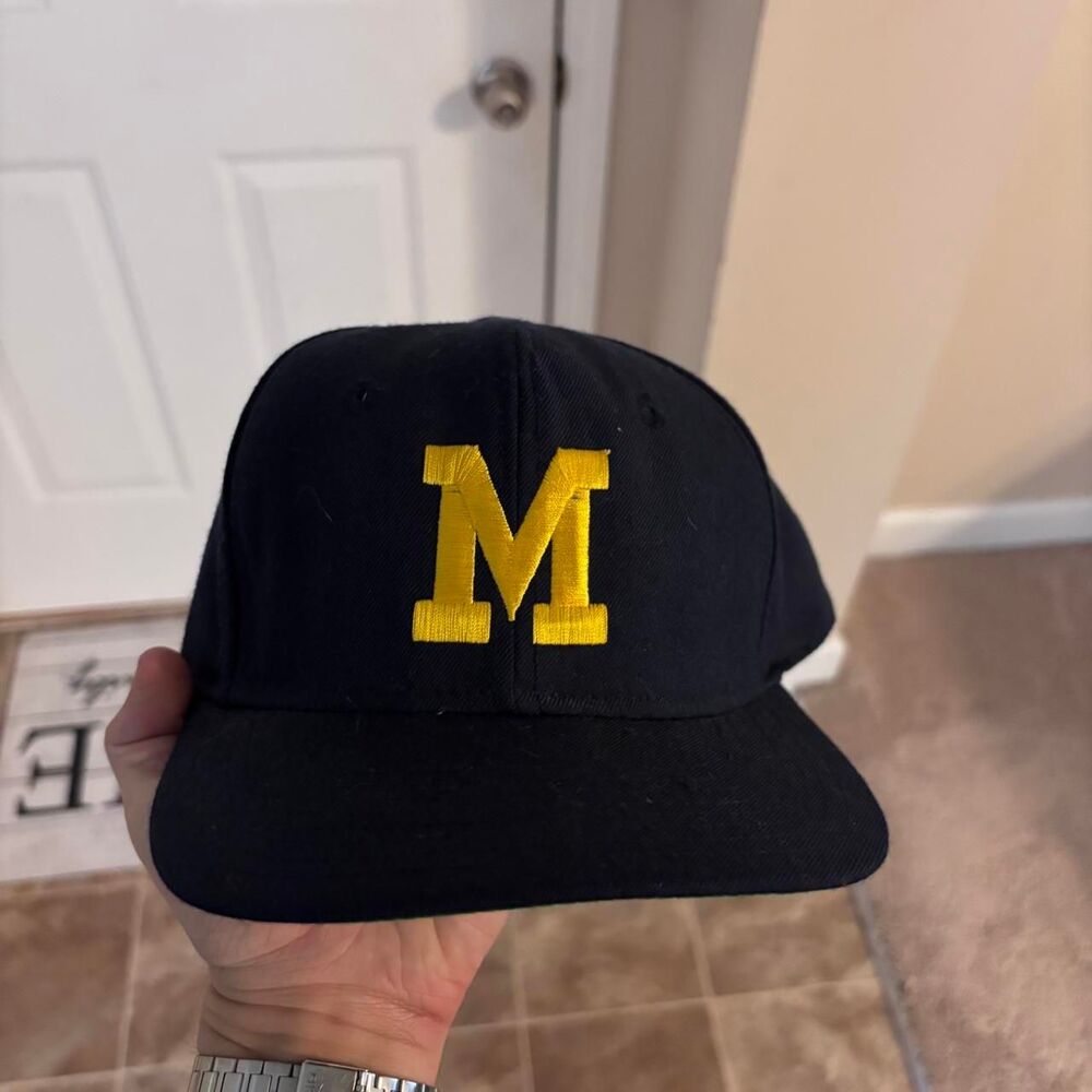 Vintage 1990s Michigan Wolverines navy SnapBack hat, OSFA, great shape!